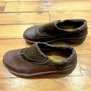 Naot Women’s Cedar Clogs in brown